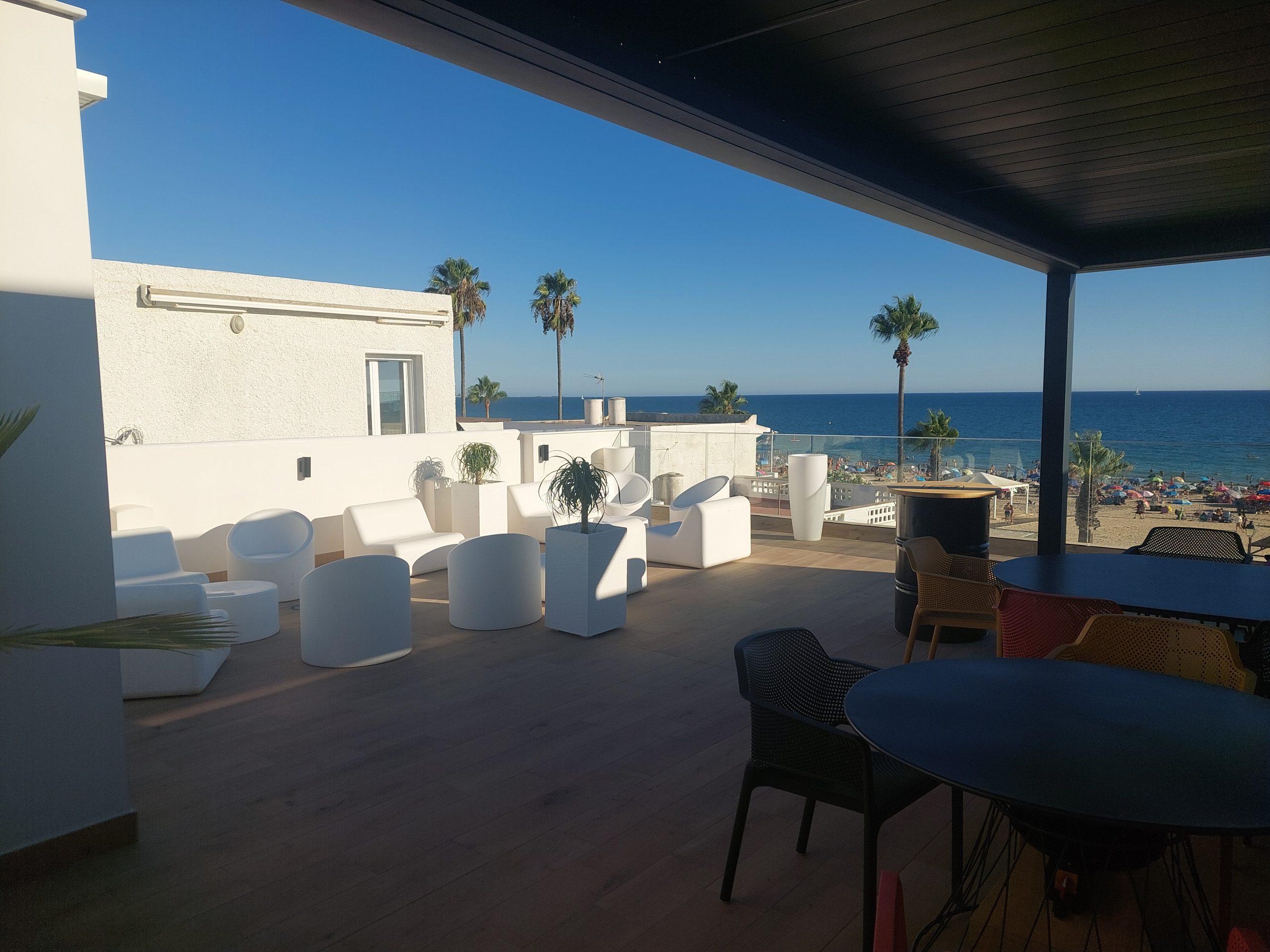 Terraza cubierta con vistas al mar